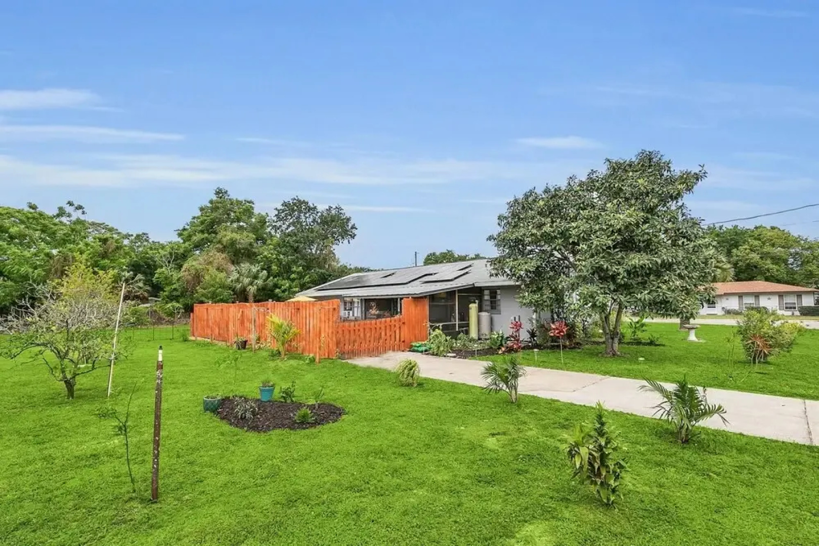 Charming Pool Home Minutes From Downtown Orlando and Winter Garden