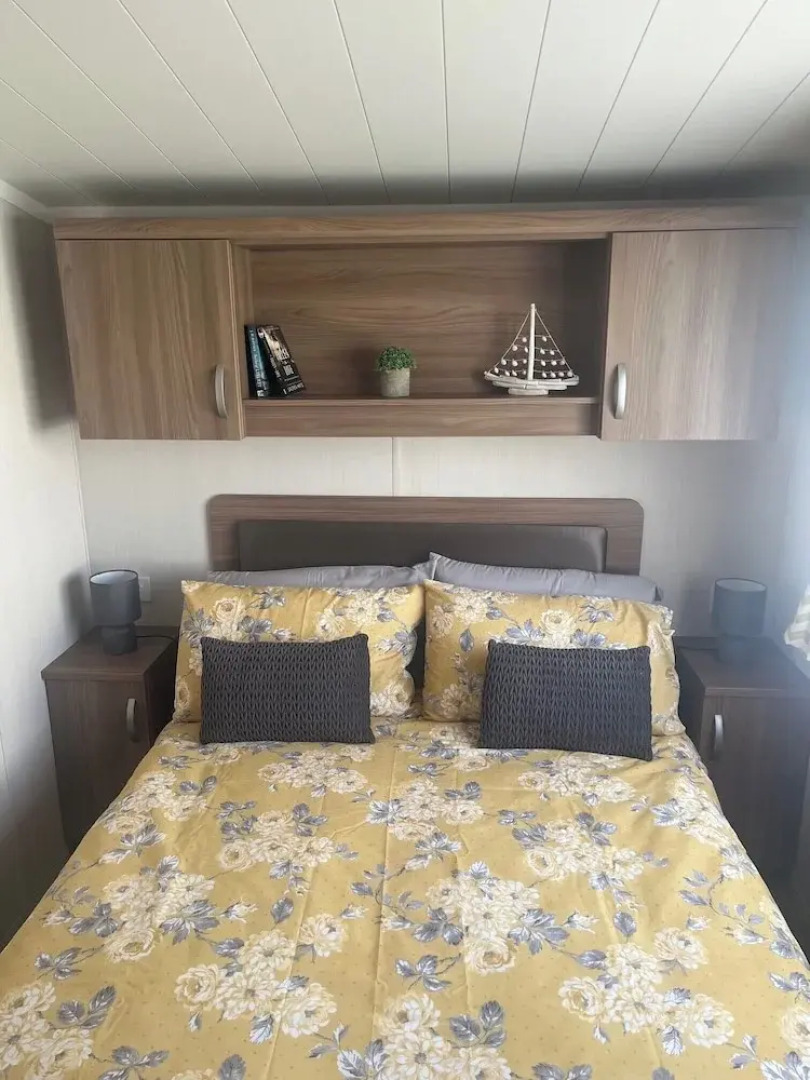 2-bed Cabin, Sleeps 4 in Cayton Bay