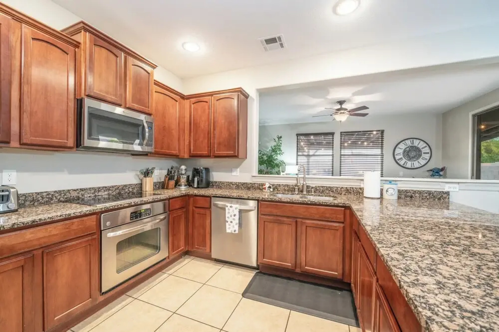 Pool & Patio: Family-friendly Goodyear Home!