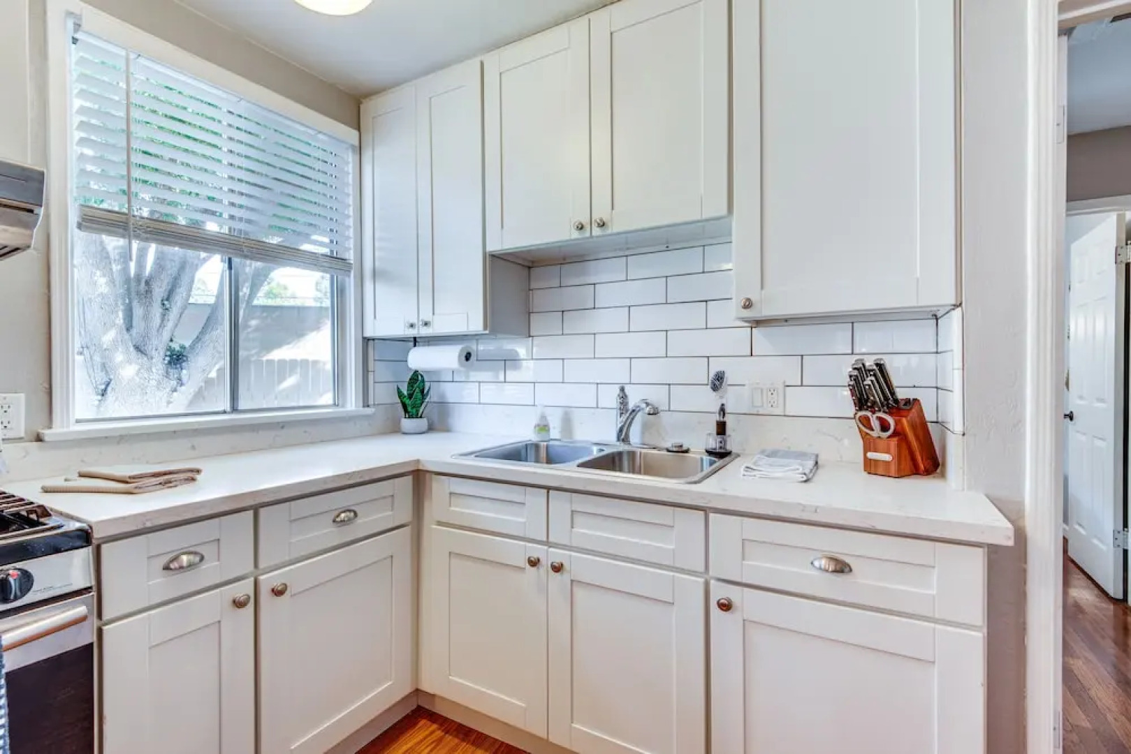 Centrally Located Burbank Duplex Near Hollywood!