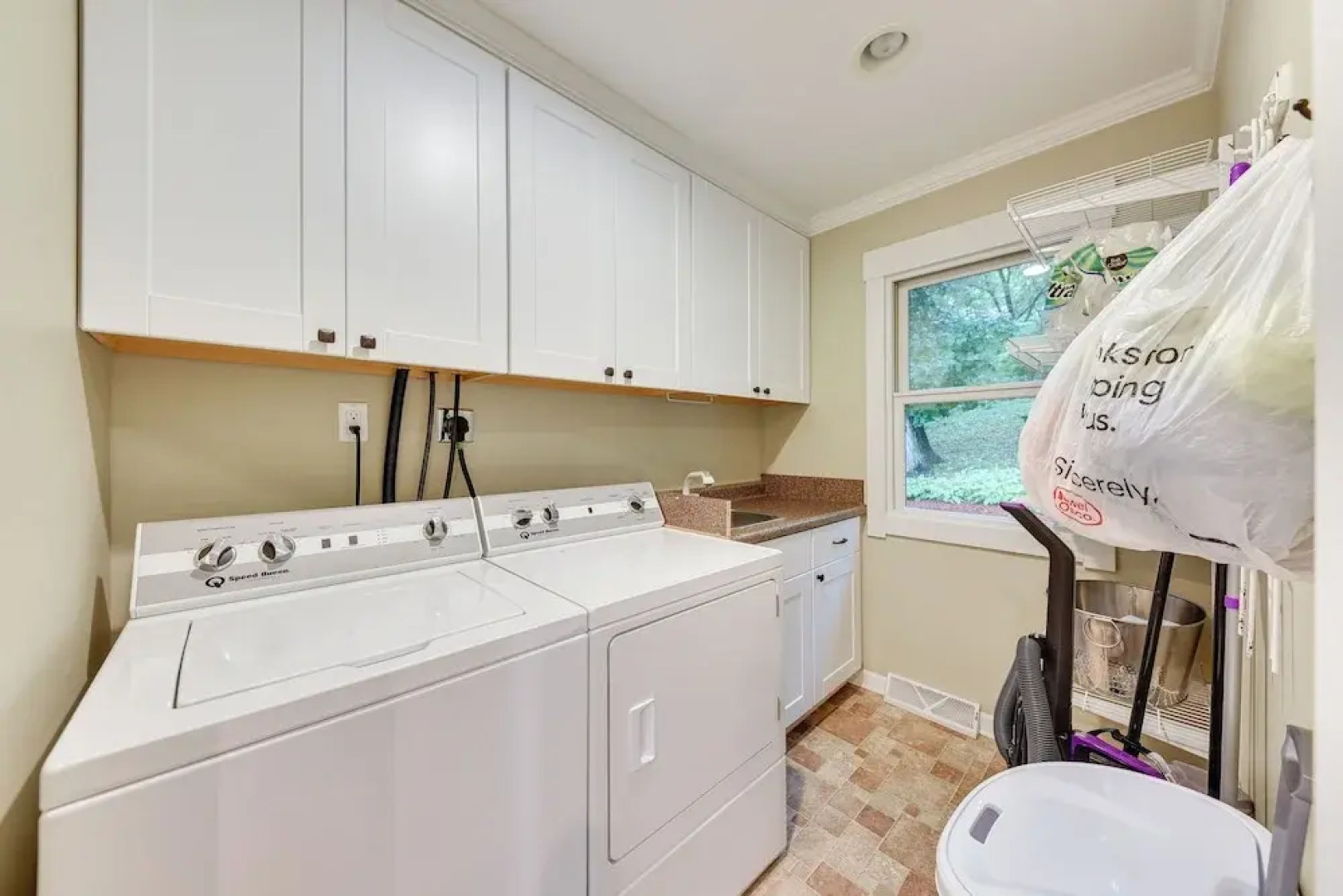 Family-friendly Twin Lakes Home Near Lake Mary!