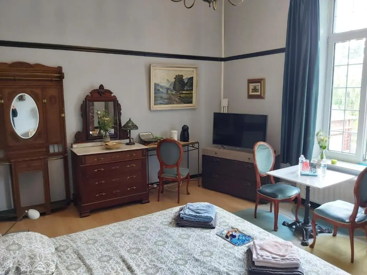 Château Lambert Hotel-Resto-Parking-Shuttle, a 1 ha green Oasis at 8 min from CRL Airport without any noise