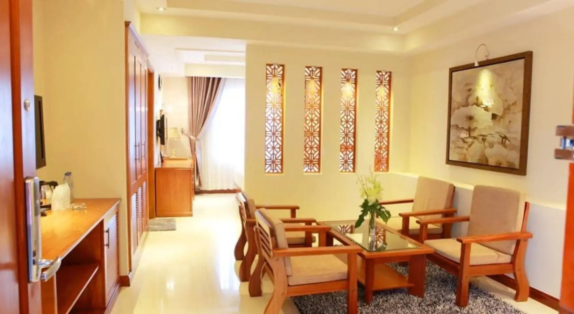 Au Lac Charner Hotel