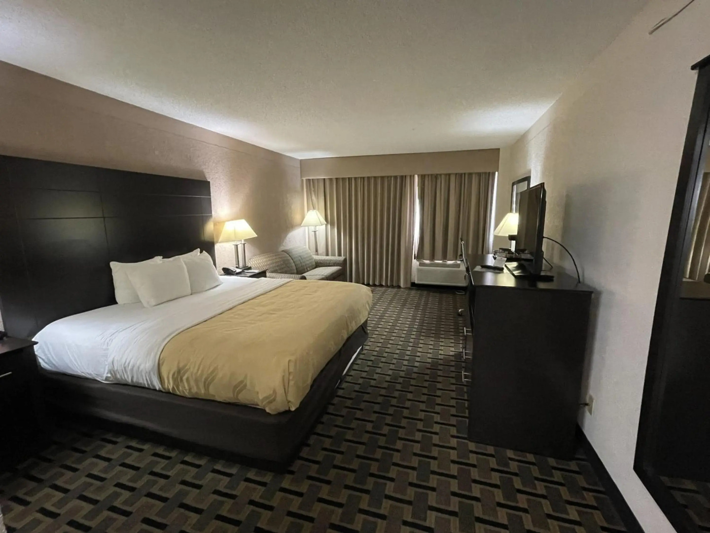 Quality Inn & Suites Cincinnati Downtown Area