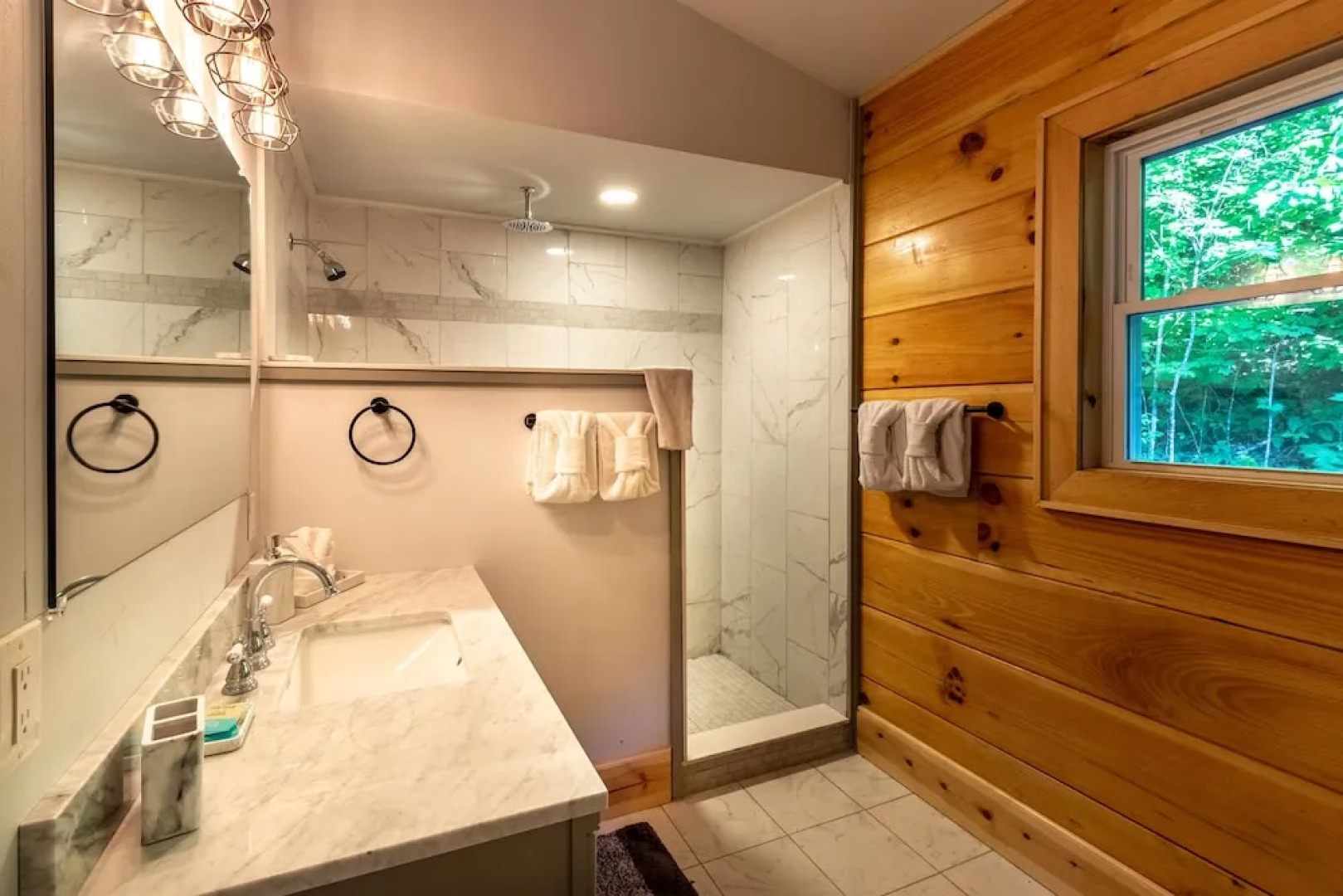 Stunning 2BR Cabin with Mountain Views