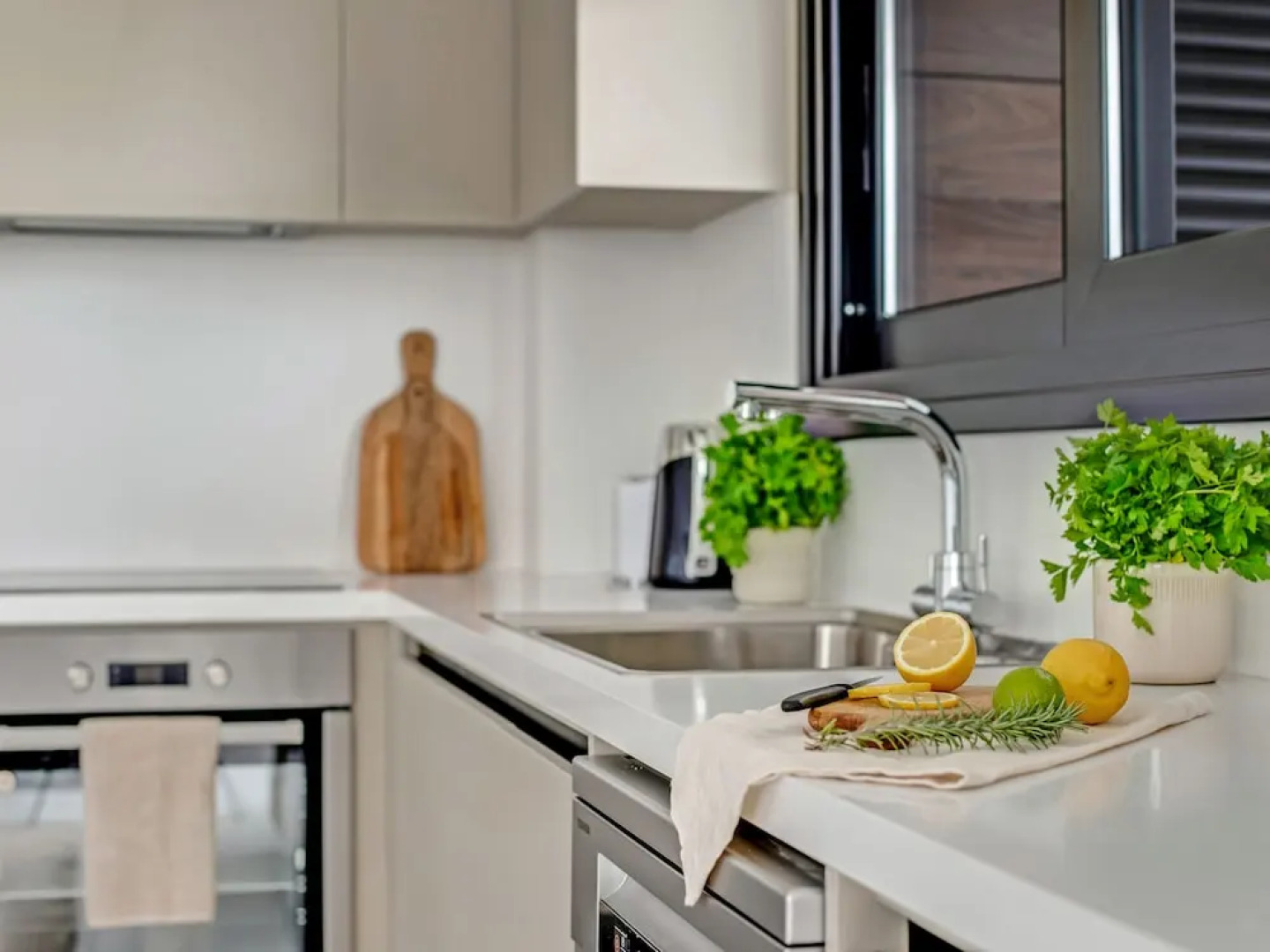 Sanders Only - Lovely 1-bdr Apt With two Balconies