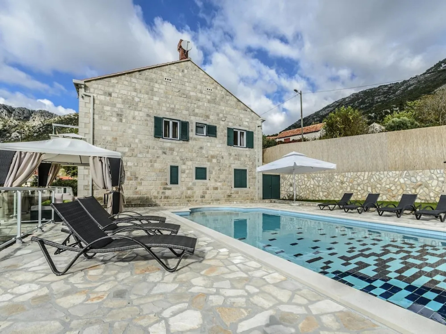 Villa Pave / Six Bedrooms H1