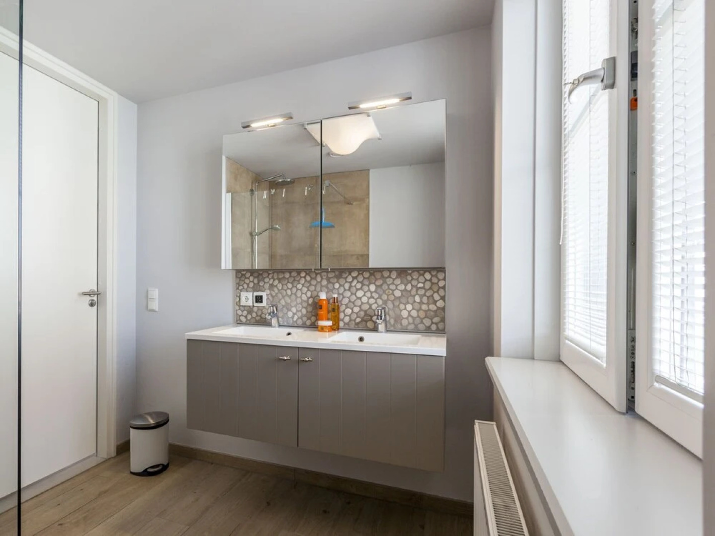 New and luxurious villa, a 5-minute walk from beach and dunes.