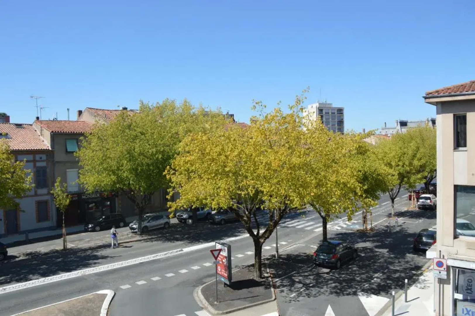 Volets Bleus et Briques Rouges