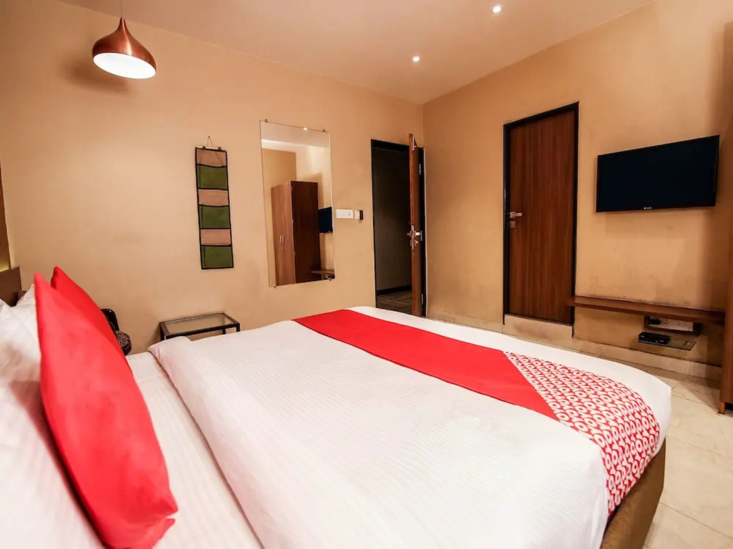 OYO 15123 Hotel Ryaan