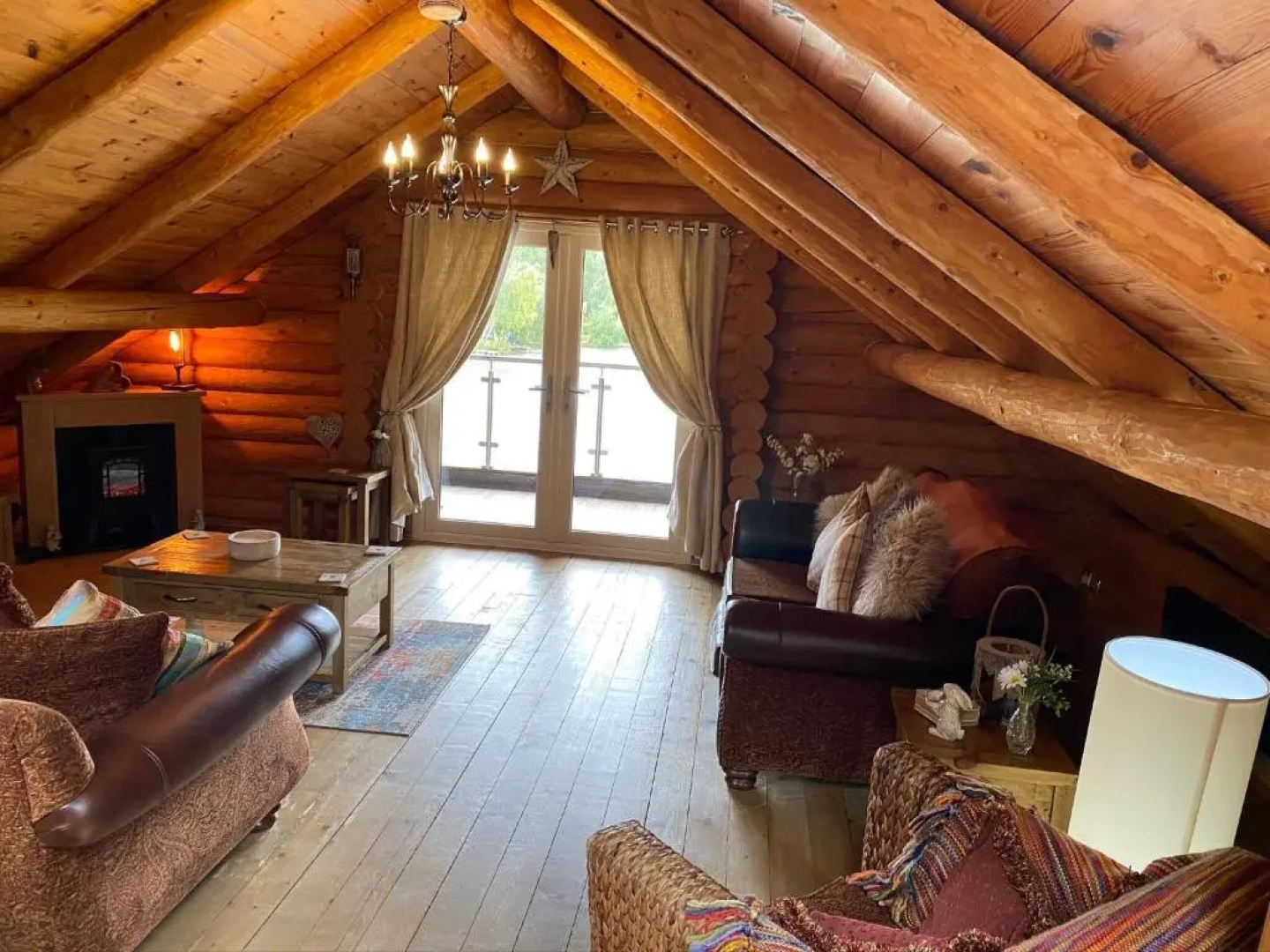 Woodpecker Log Cabin with hot tub, pizza oven bbq entertainment area, lakeside with private fishing peg situated at Tattershall Lakes