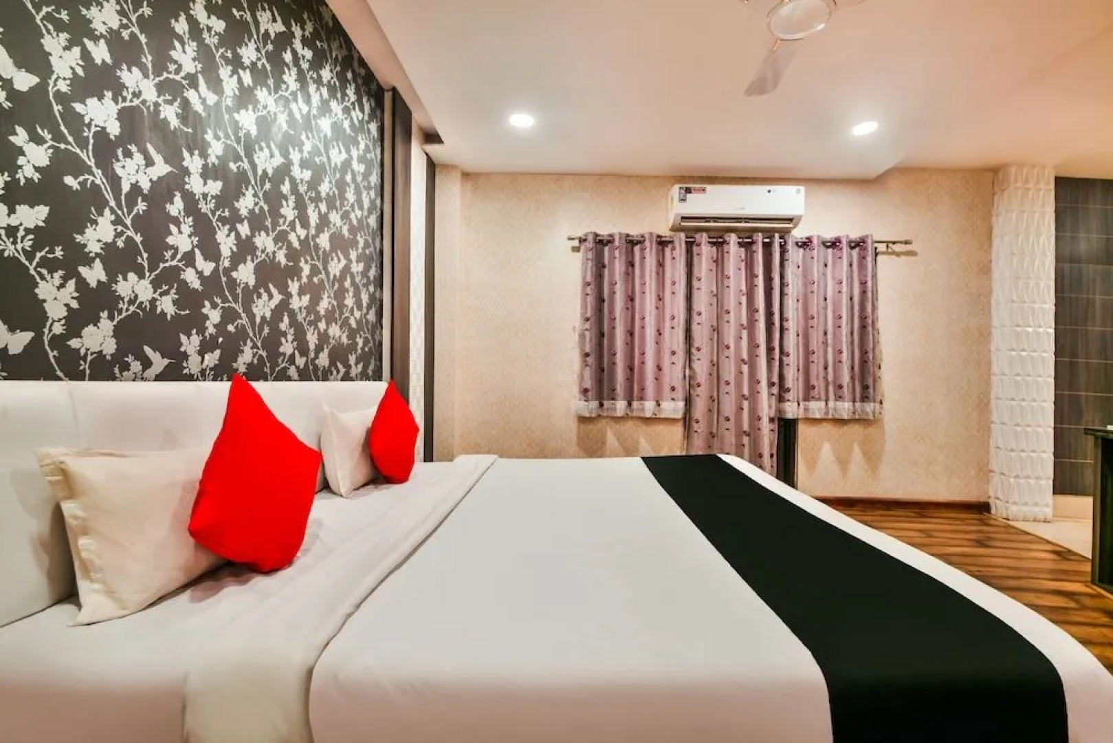 Capital O 39418 Hotel Harsh Deep