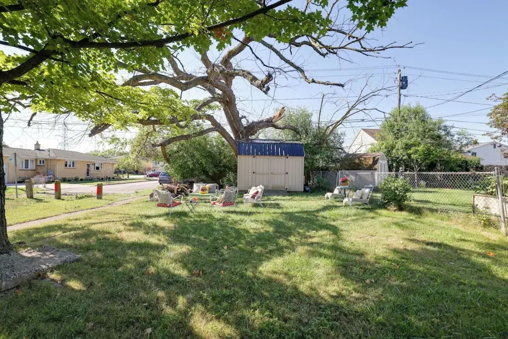 Large Private Yard: Home 14 Mi to Niagara Falls!