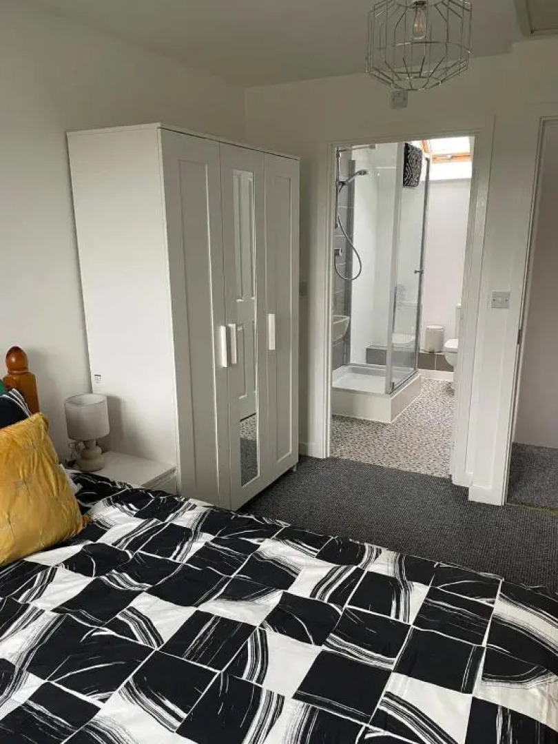 2 Bed-sleeps 7-free Parking-balcony