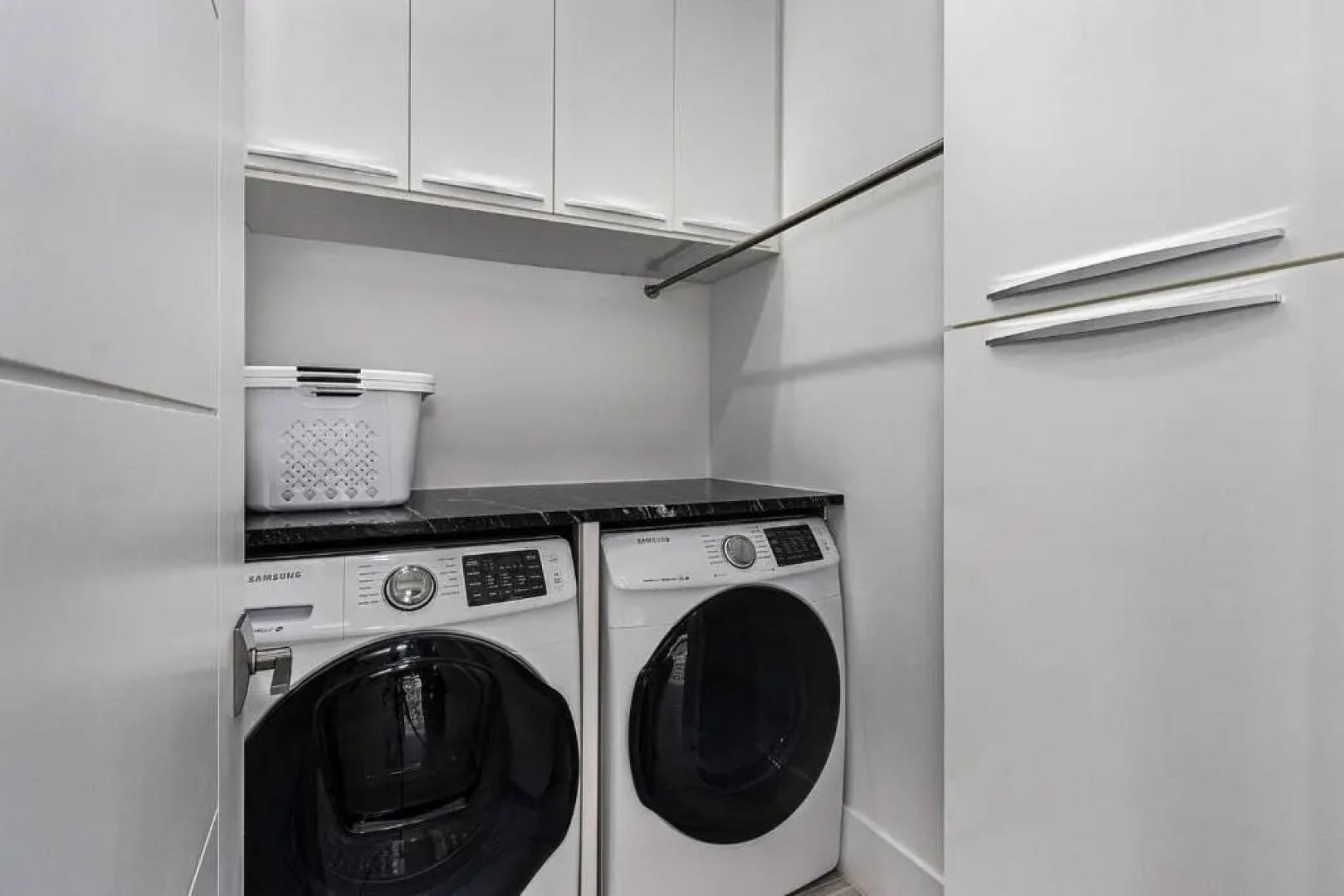 Beach 5 Min. Walk-Luxurious Modern Pool Home