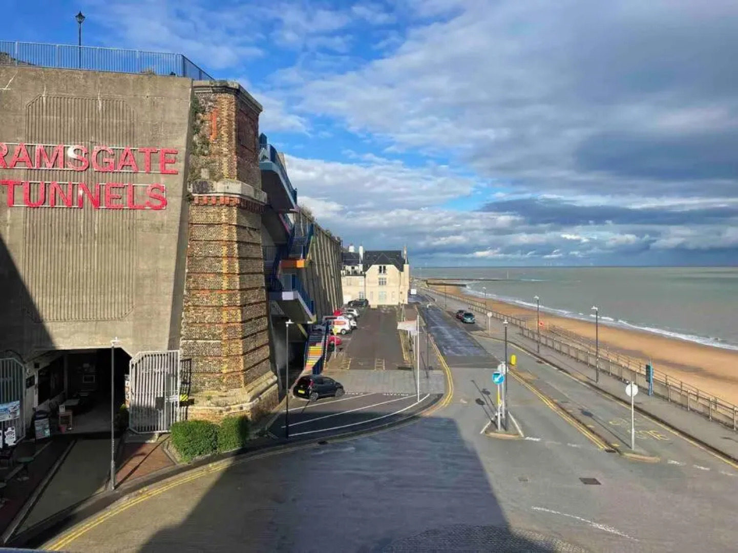 Gorgeous 2 Bed Apartment with Stunning Sea Views with Free Parking and Fast Internet