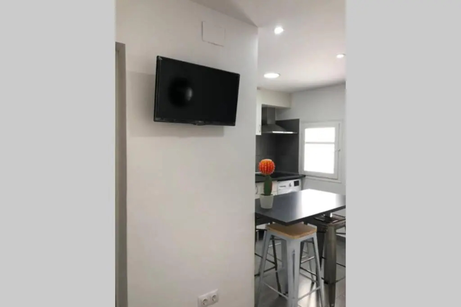 M4 Cool Terrace. 1 min to metro. 15 min to center