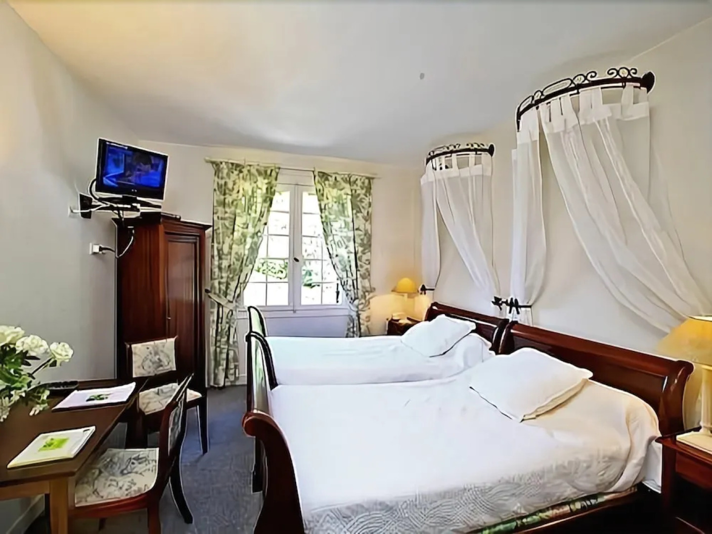 Logis Hostellerie de lAuberge de LÉtang Bleu