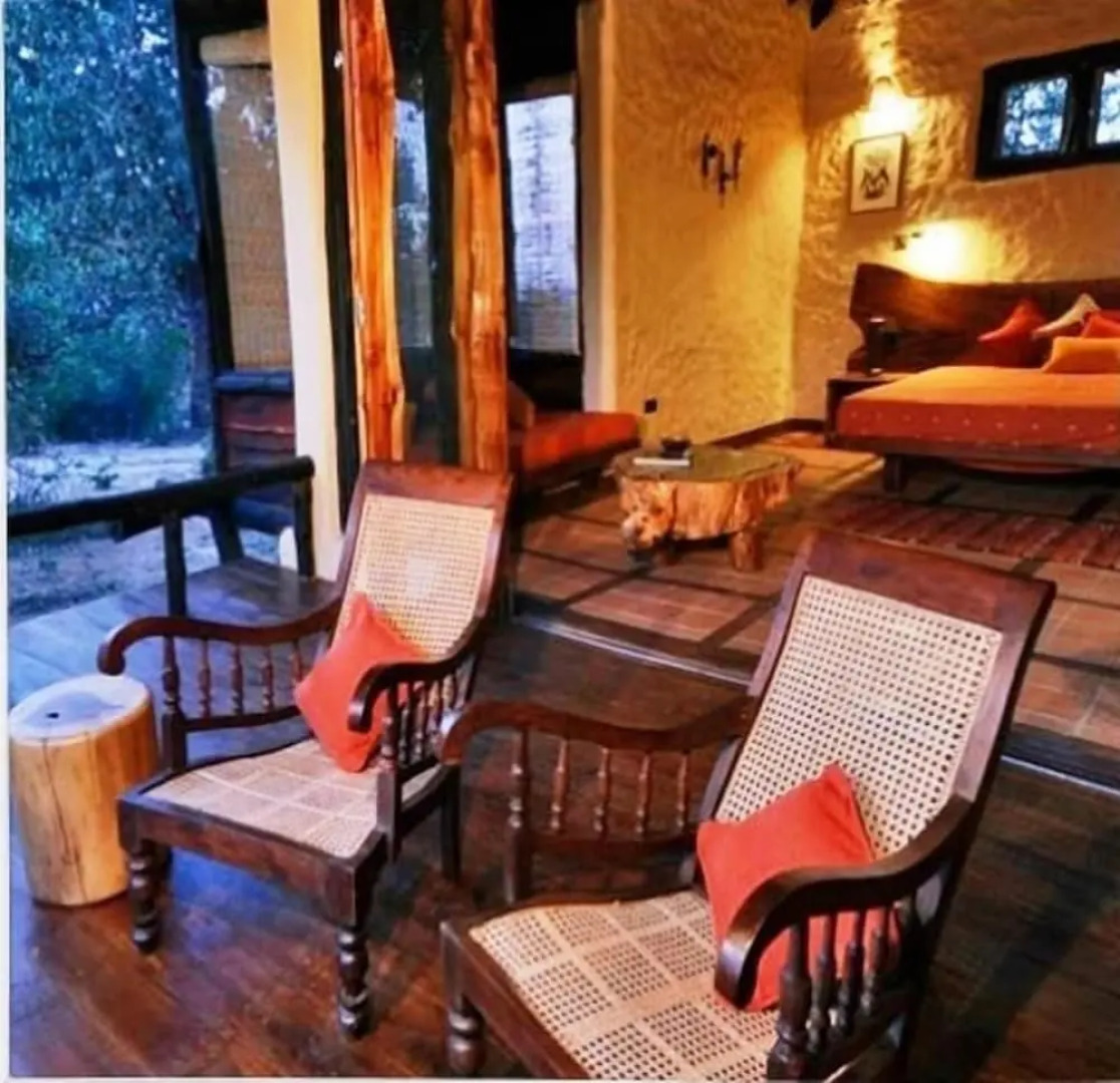 Pugdundee Safaris - Kanha Earth Lodge
