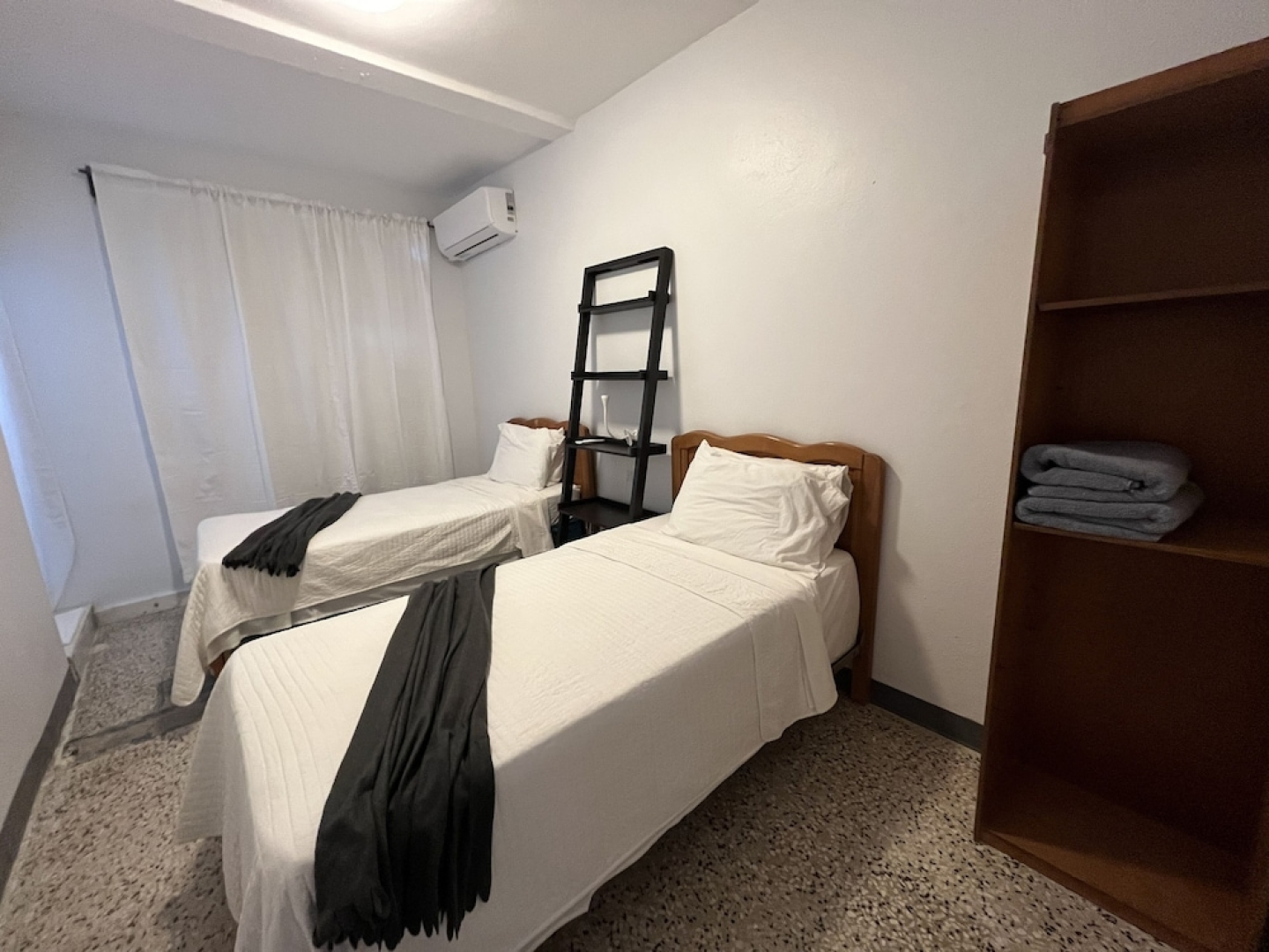 JB23 Apts 4 Bedrooms near Airport