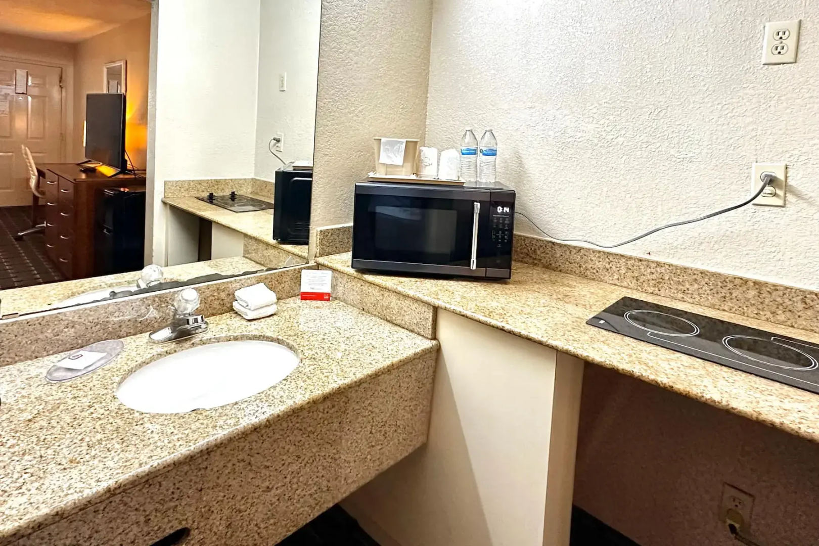Days Inn & Suites by Wyndham Bossier City/Casino Area