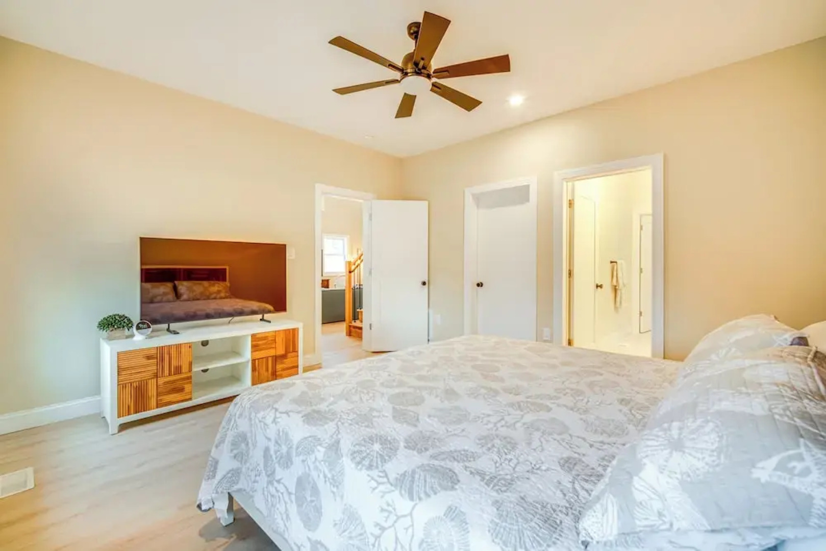 Steps to Sand: Villas Beach House w/ Decks!