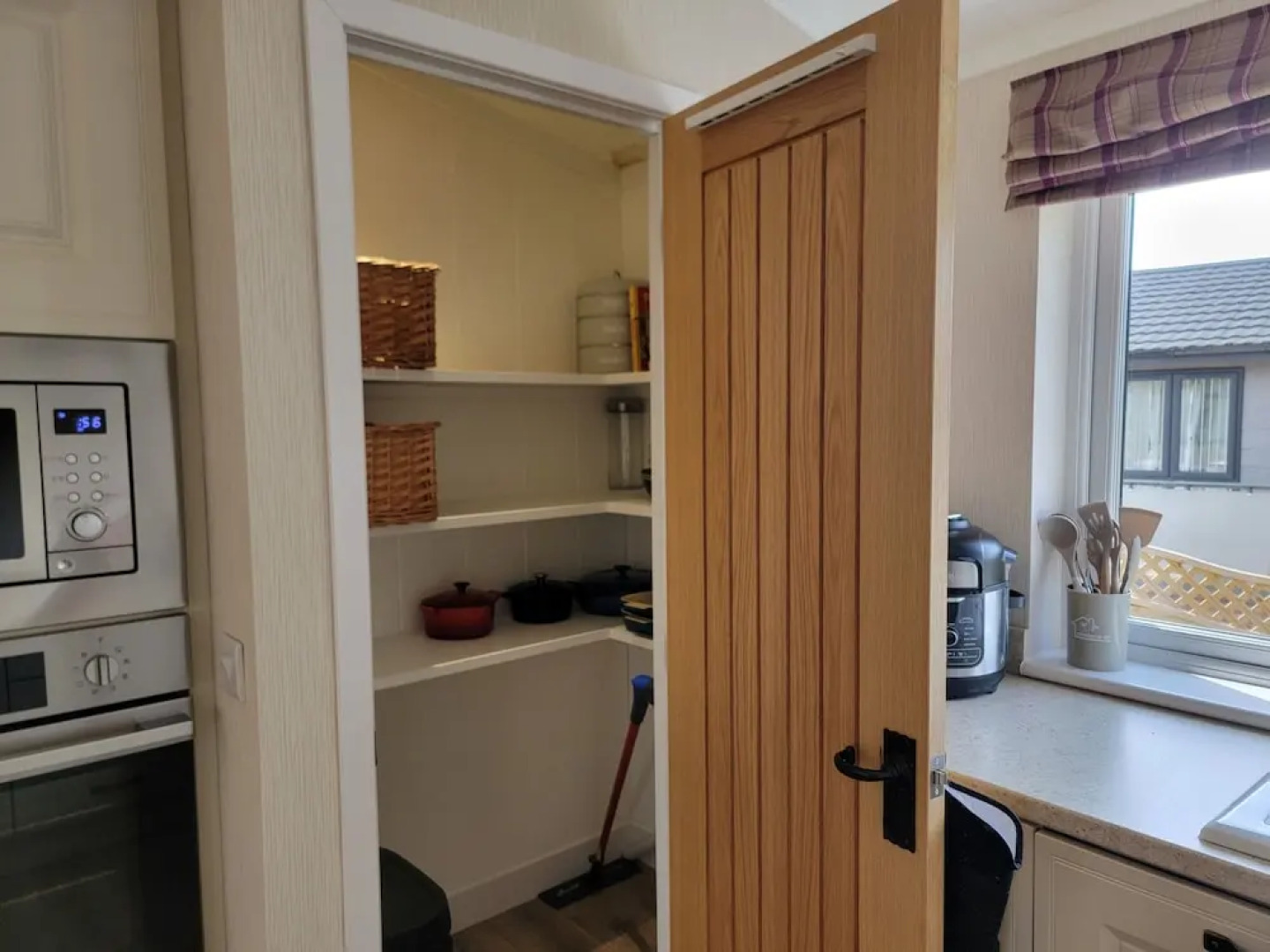 Luxury 2-bed Lodge in Routh, Sleeps 4 With Hot Tub