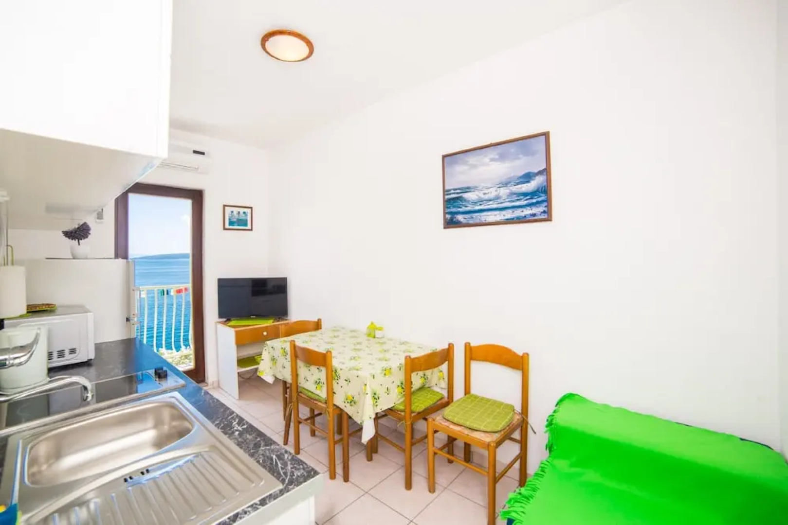 Apt Next to the Beach w Balcony and sea View