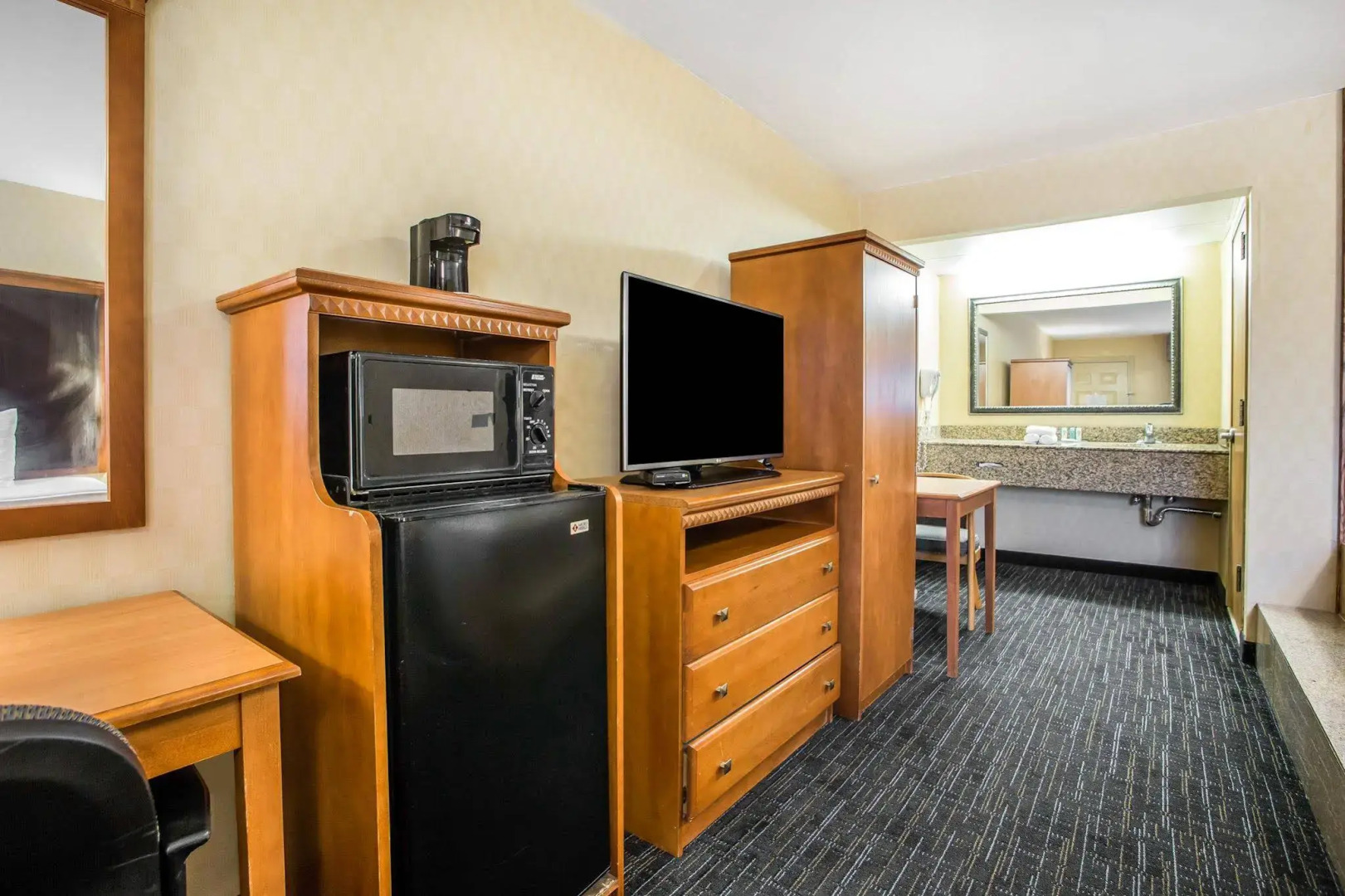 Hibiscus Inn & Suites