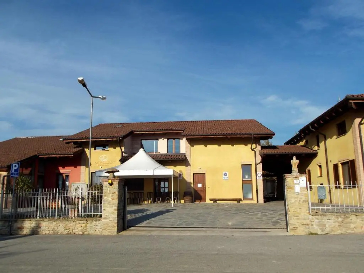 Vite diPinte 1 bilocale in langa