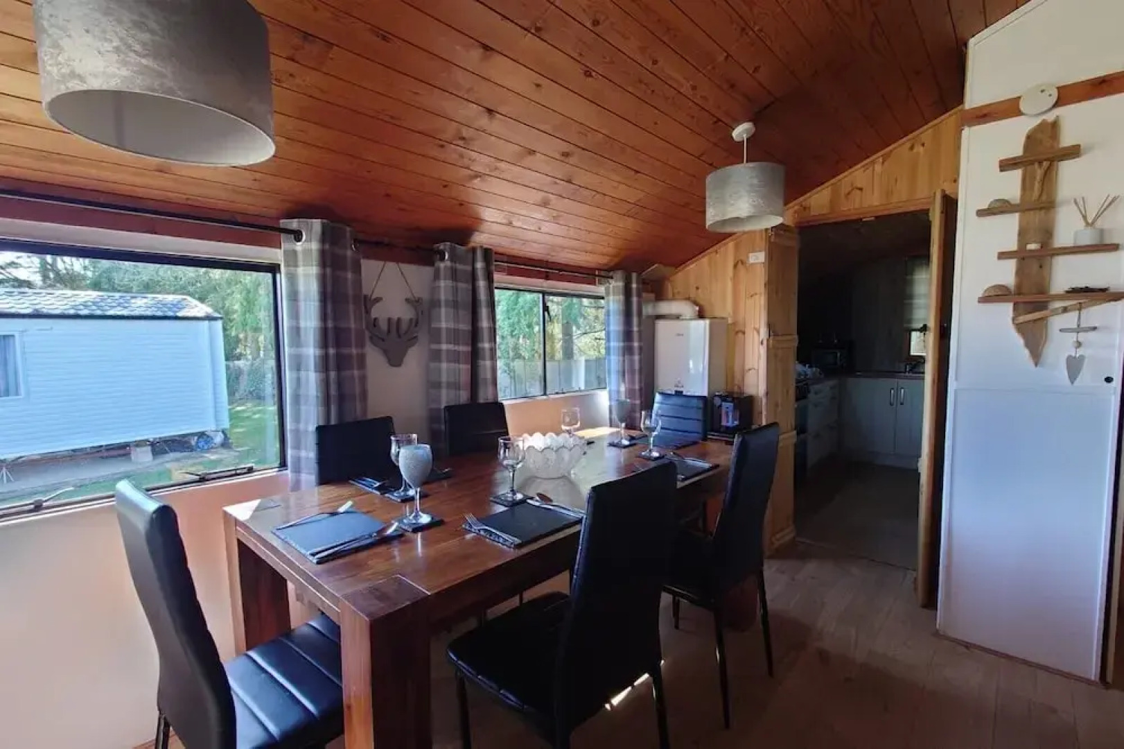 Wildwood Cabin - Sleeps 6, Hot Tub & Parking