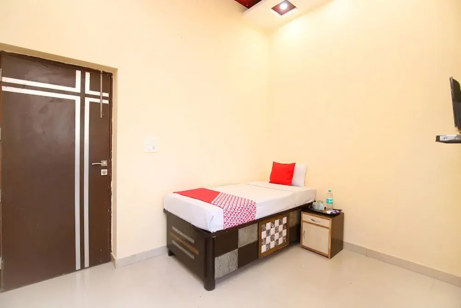 Hotel Royal Lifestyle By OYO Rooms
