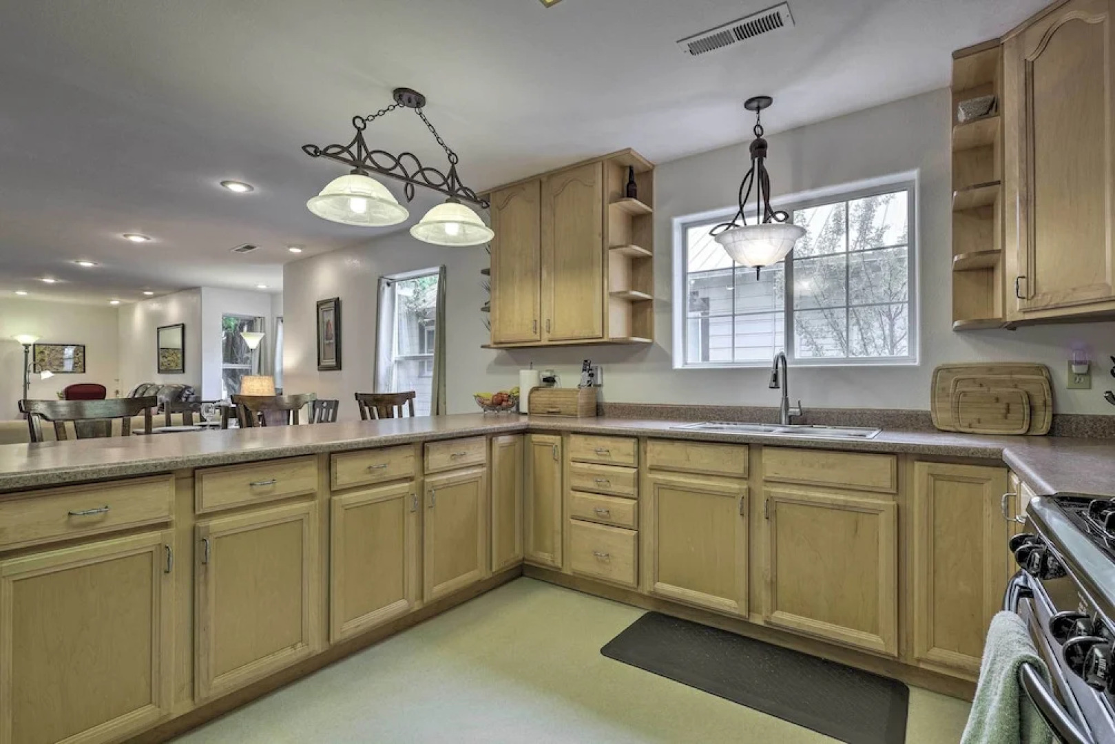 Outdoorsy Caliente Retreat w/ Screened Porch