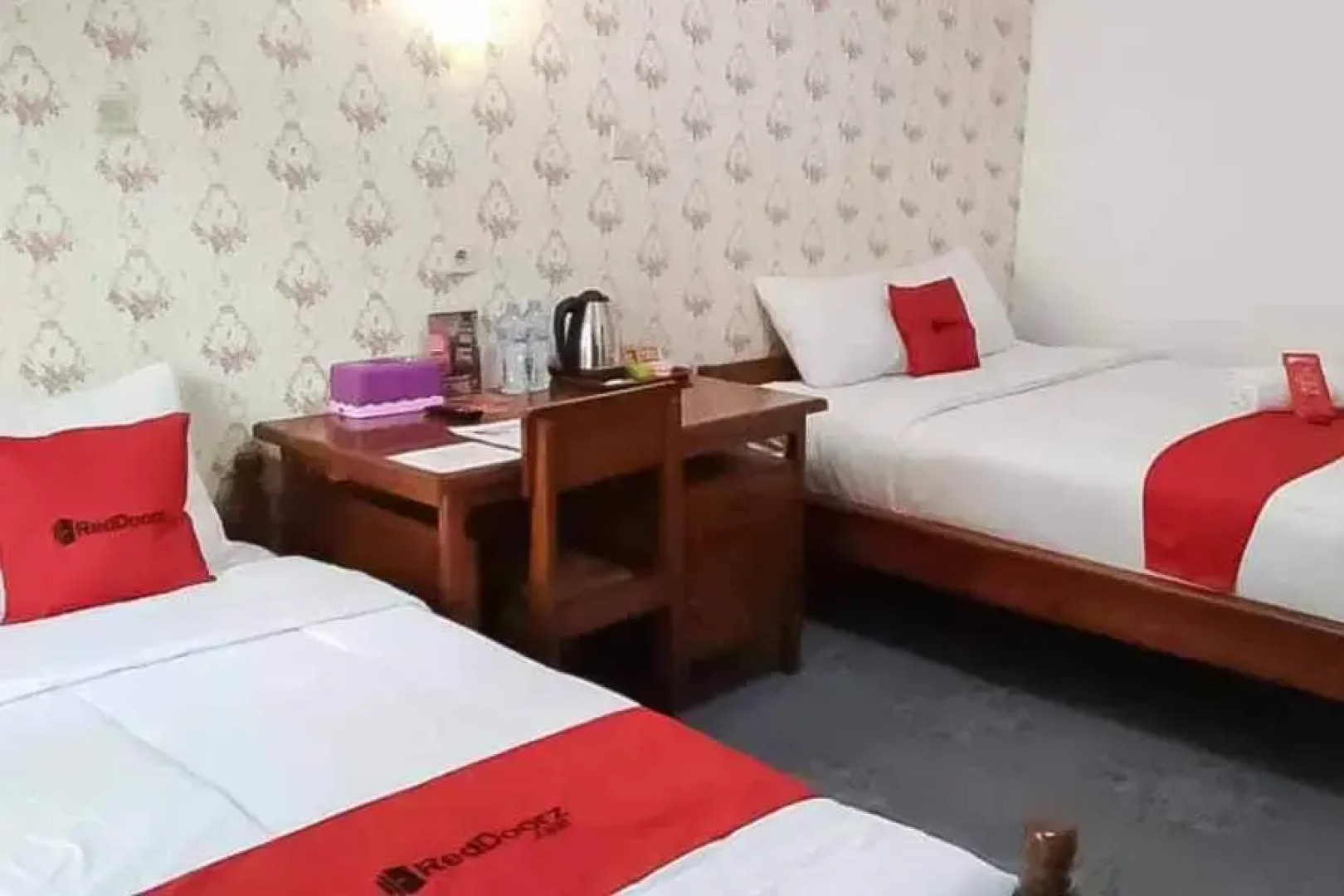 RedDoorz Plus @ Alun Alun Nganjuk