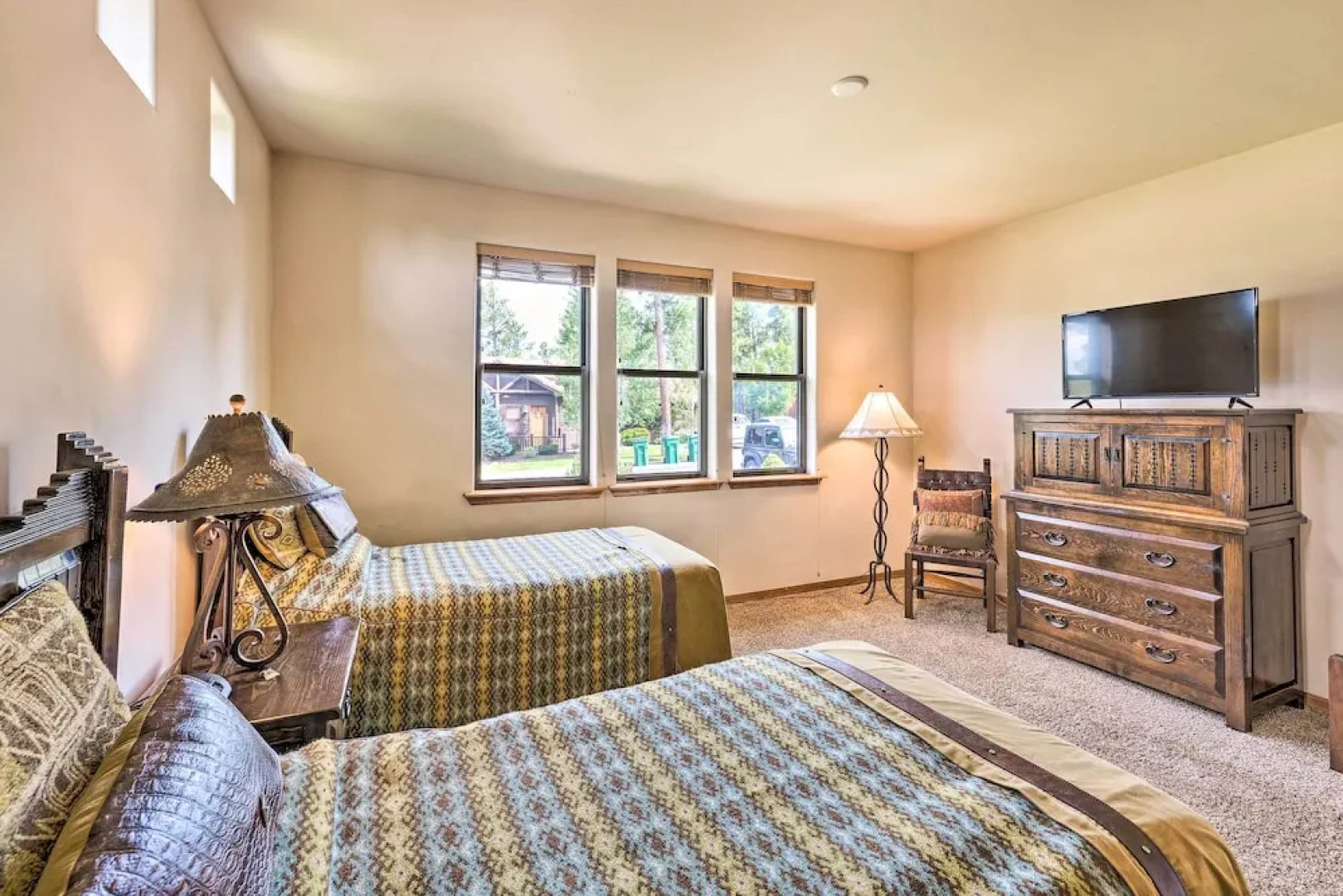 Unwind Fireside: Dog-friendly Show Low Townhome!