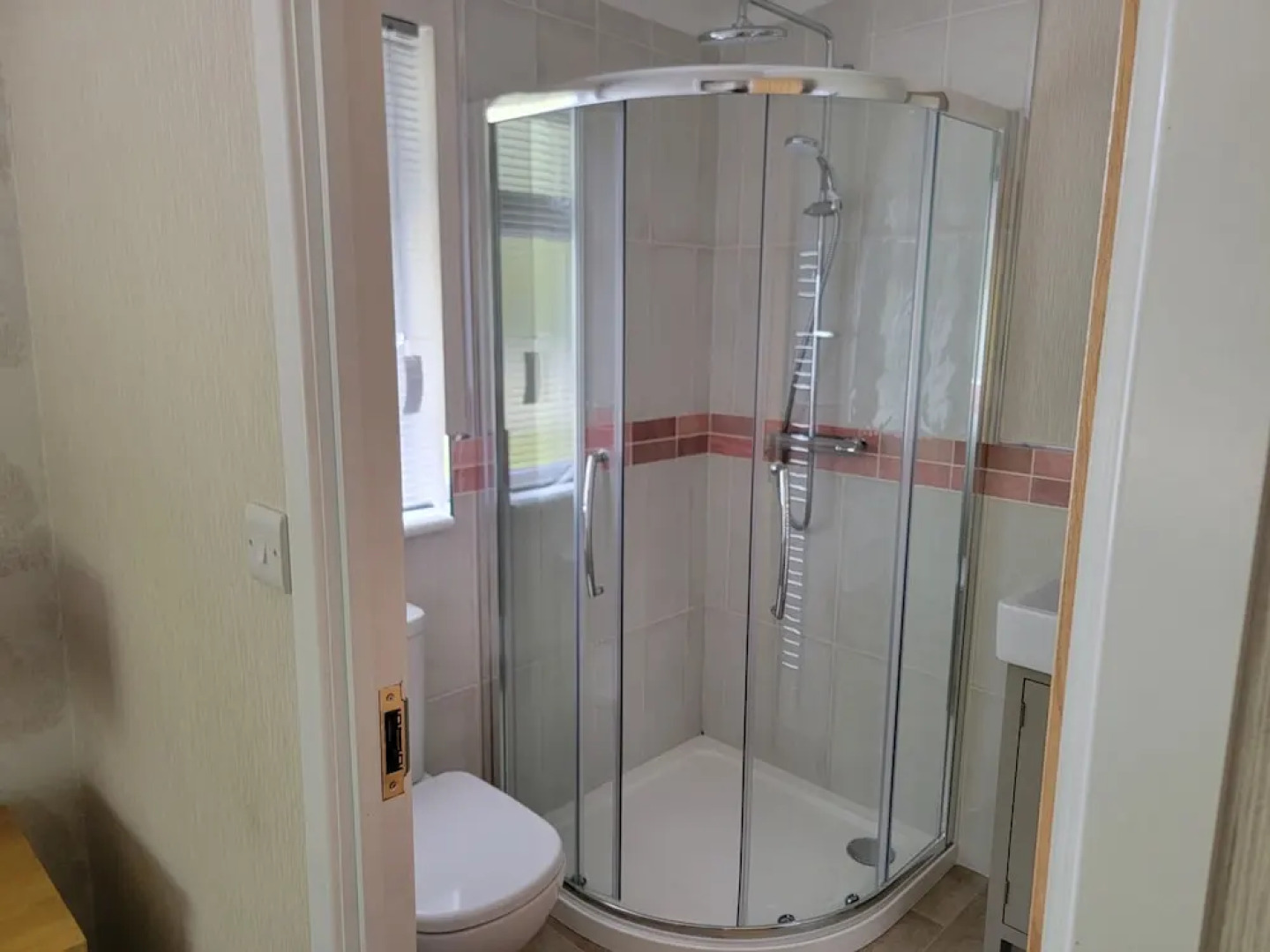 Luxury 2-bed Lodge in Routh, Sleeps 4 With Hot Tub