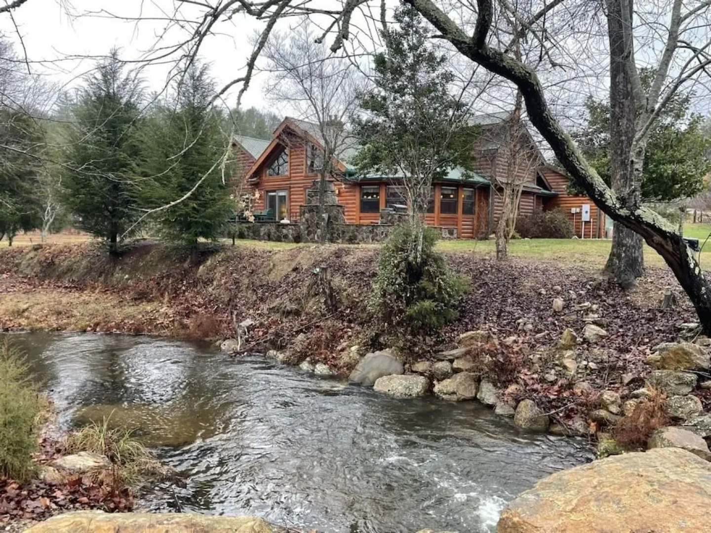 Deluxe log cabin! Pet and motorcycle friendly - enjoy nature with family and friends! 3 Bedroom Cabin by RedAwning