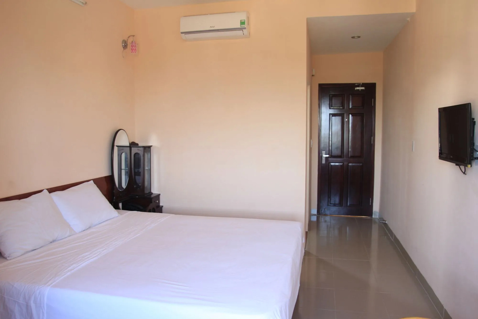 Ngoc Han Hotel By The Moment