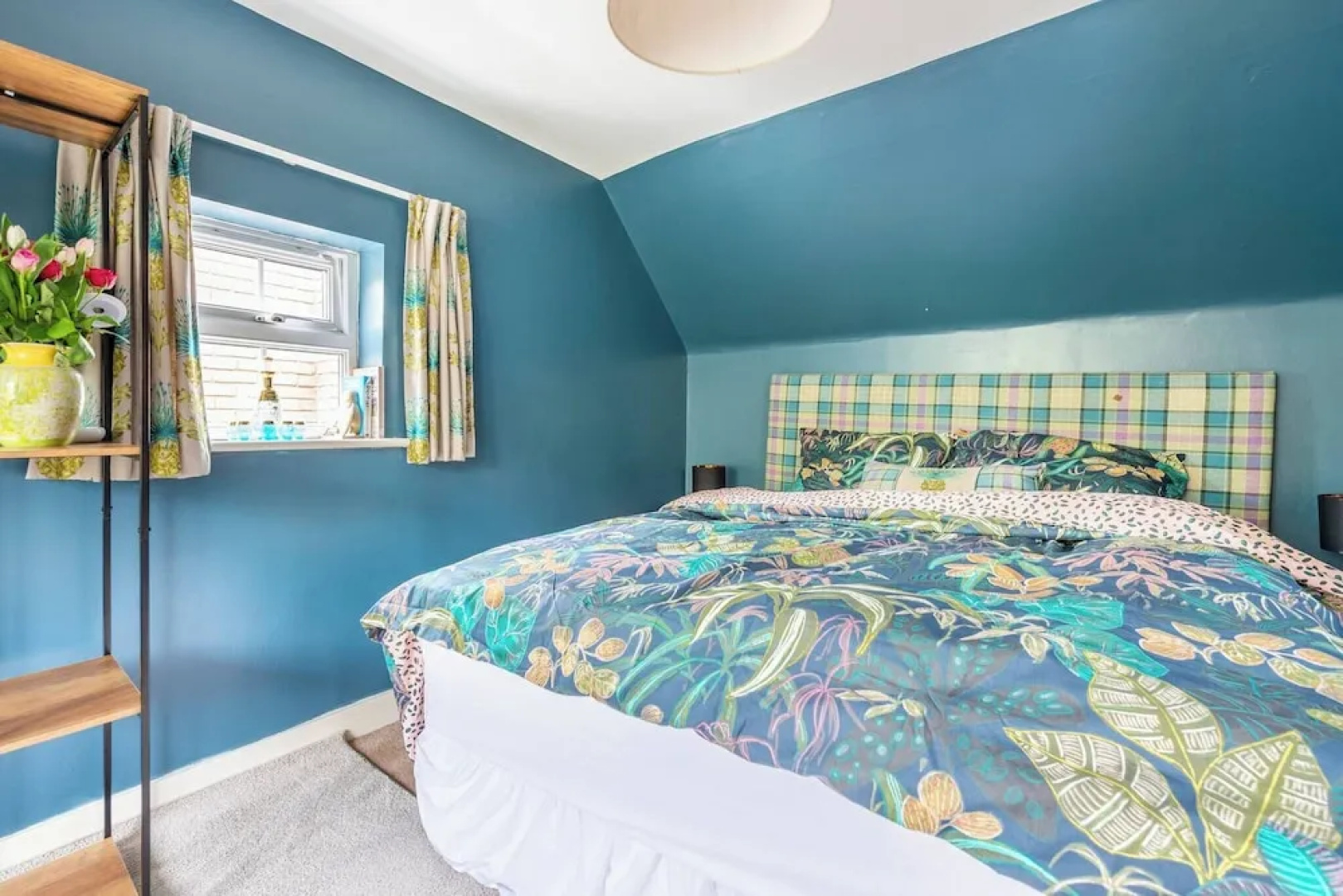 Room in Guest Room - Calm For 3, Handy for Airport, Train Free Parking