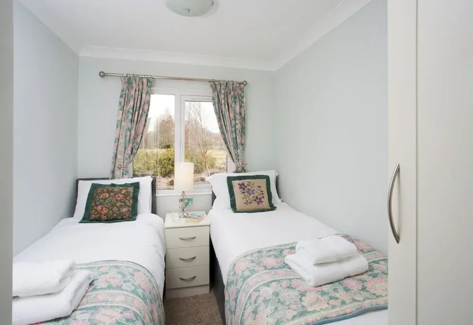 Bluebell Lodge - Sleeps 4,hot Tub, Loch & Woodland