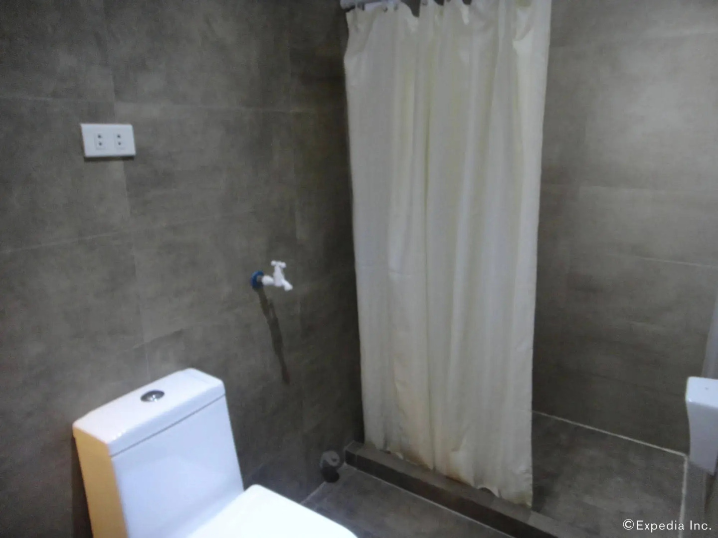 RedDoorz @ Grand Apartelle Hernan Cortes Cebu