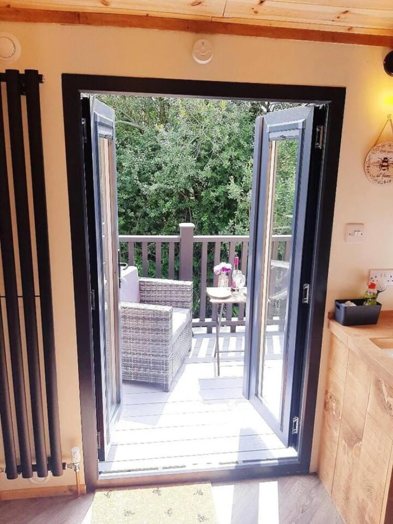 Min yr Afon - Cabin - Sleeps 2 - Hot Tub - Parking