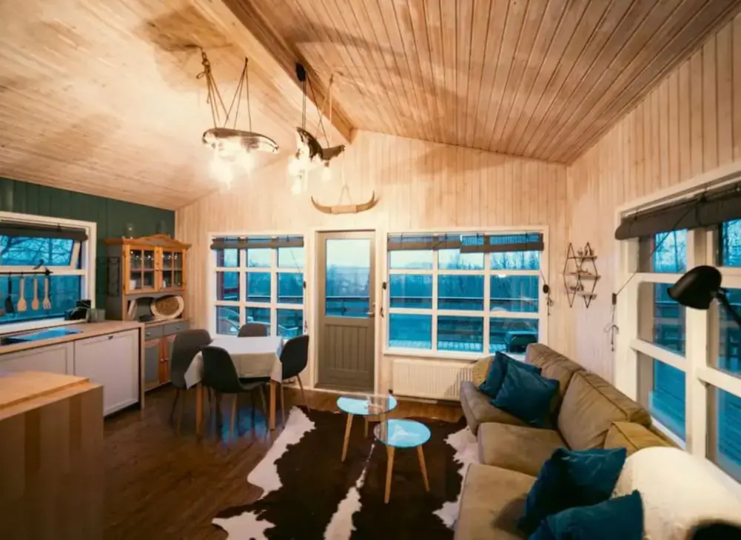 Traditional Cottage with Jacuzzi andLake