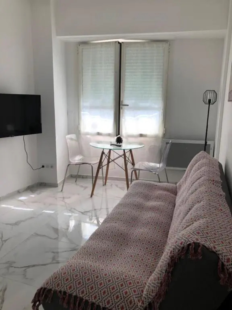 Super petit 2 pièces à 2 minutes de la plage