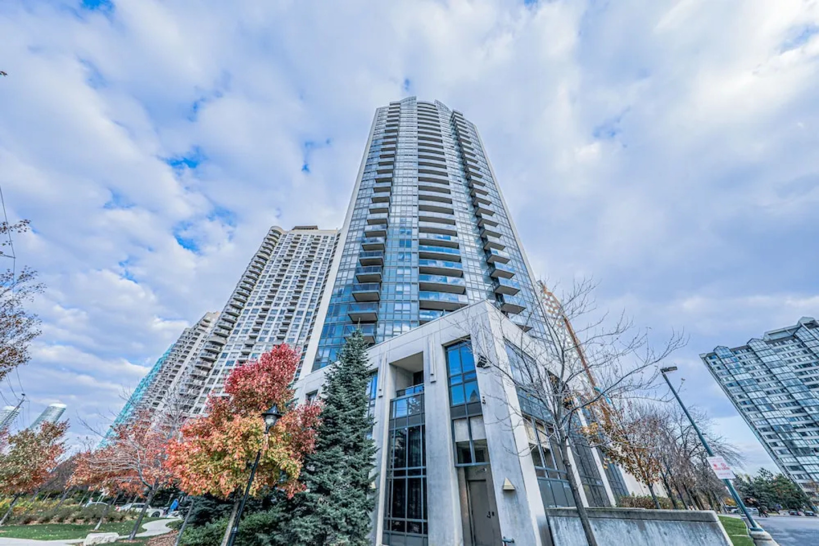 Lake View Luxury Condo by Elite Suites