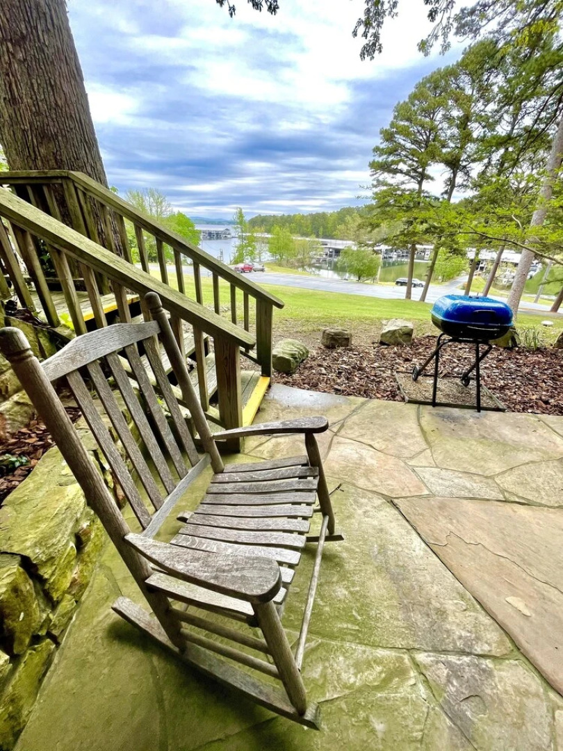 SU15, Spacious studio with full kitchen, dining table and rock patio overlooking Lake Ouachita. by RedAwning