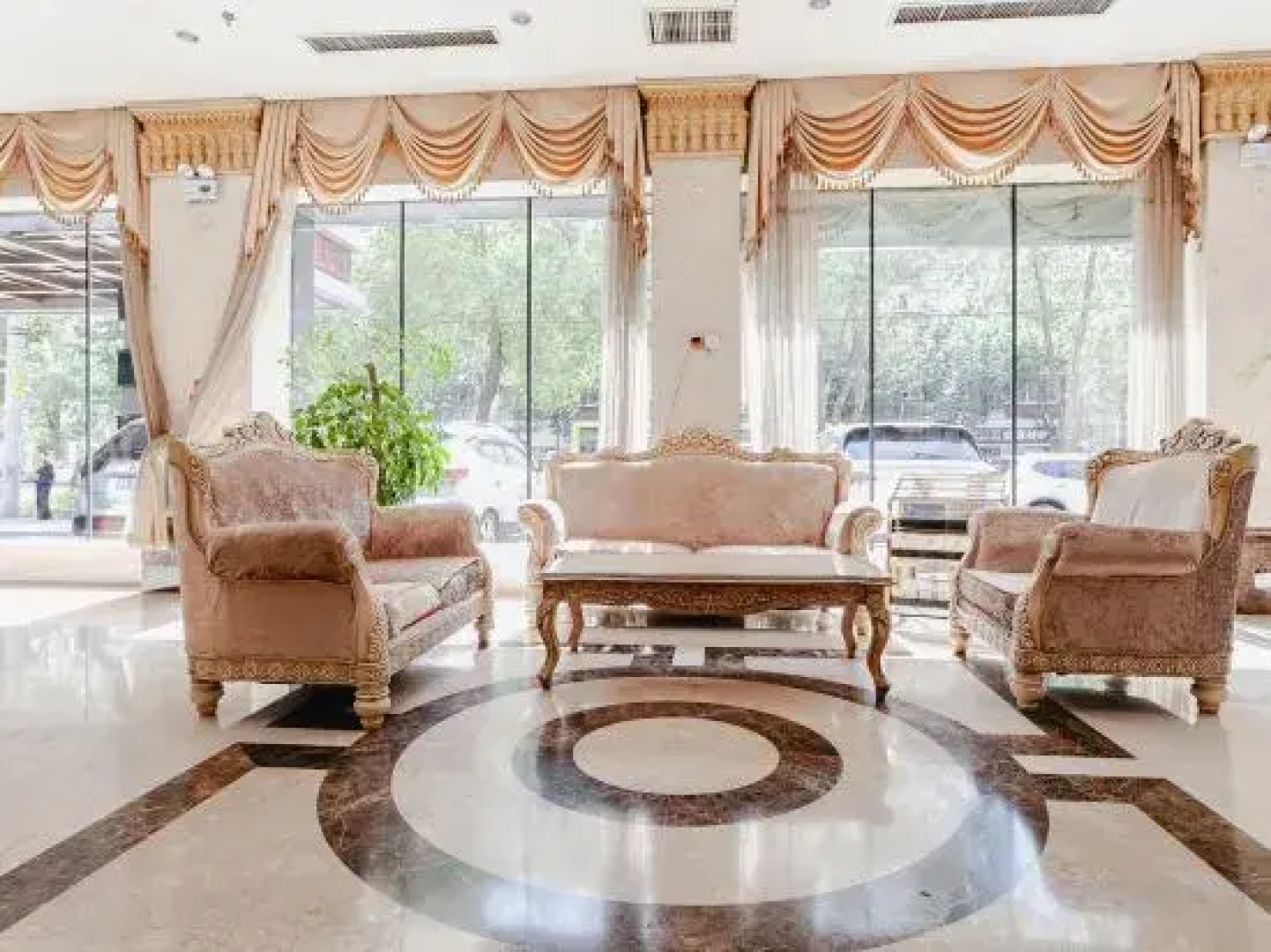 Universal House Haiyi Hotel