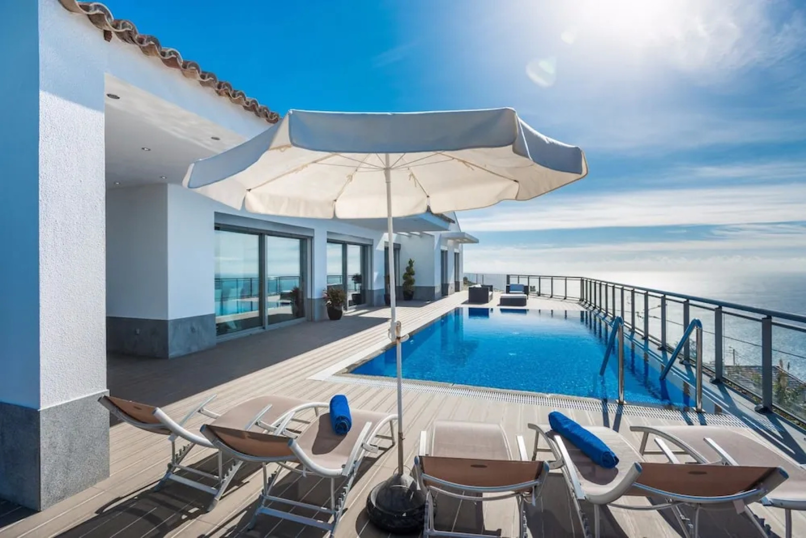 Villa São Lourenço by MHM