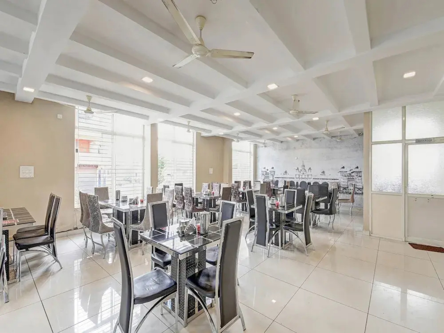 OYO 24959 Slv Royal Inn