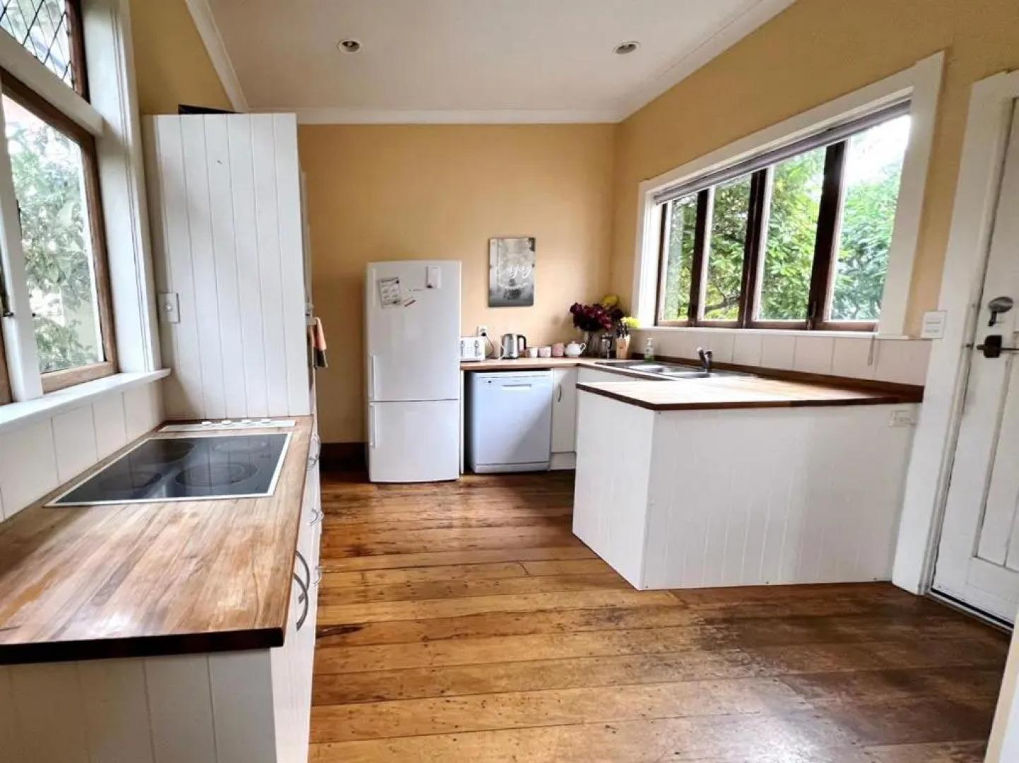 NO PARTY ALLOWED, Peaceful, Spacious, central Petone, free unlimited Fibre Wi-Fi & free parking